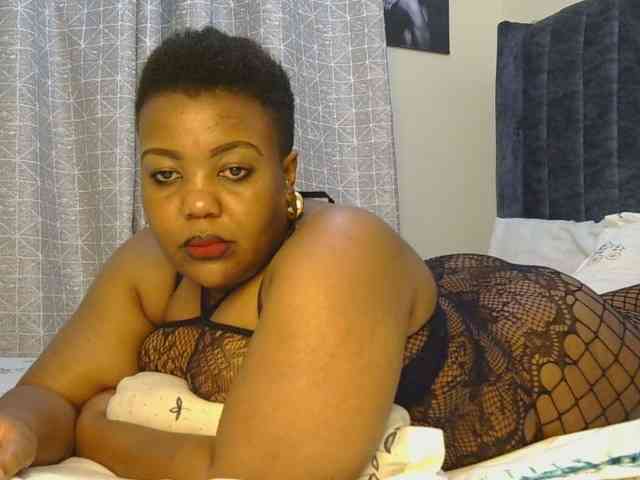 thick-sexxy-moma webcam