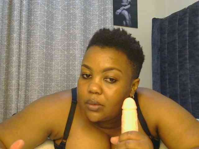 thick-sexxy-moma webcam