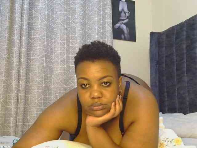 thick-sexxy-moma webcam
