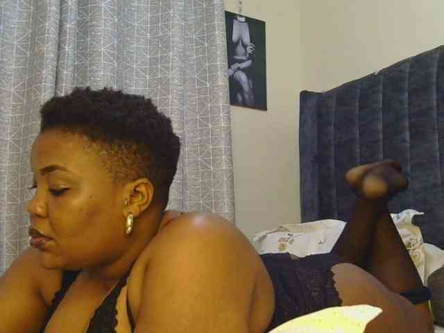 thick-sexxy-moma webcam