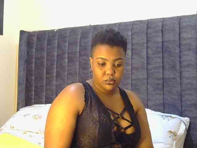 thick-sexxy-moma webcam