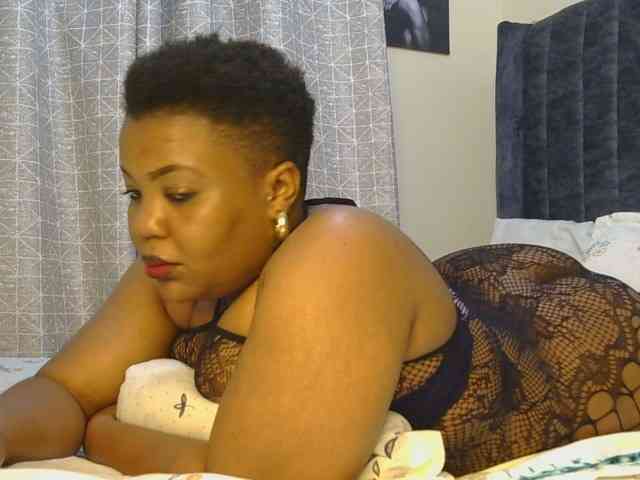 thick-sexxy-moma webcam