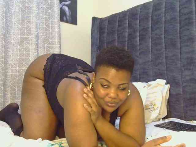 thick-sexxy-moma webcam