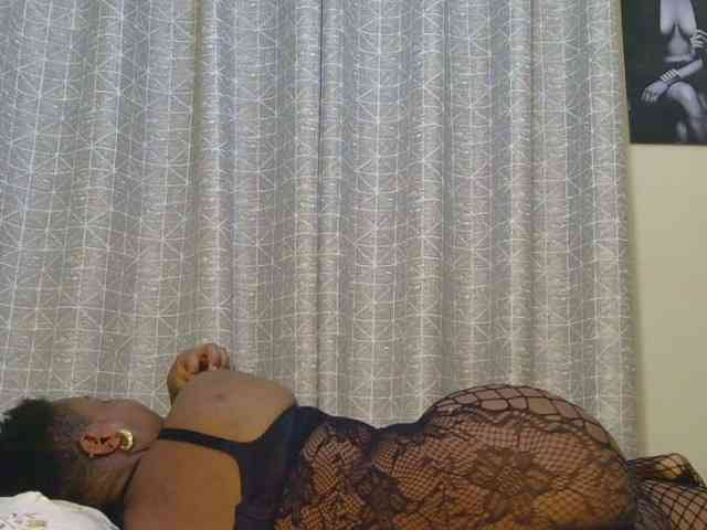thick-sexxy-moma webcam