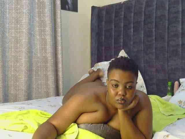 thick-sexxy-moma webcam