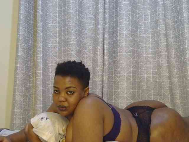 thick-sexxy-moma webcam