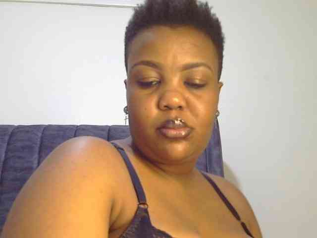 thick-sexxy-moma webcam
