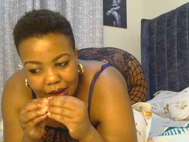thick-sexxy-moma webcam