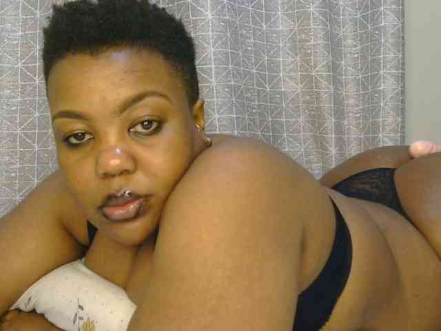 thick-sexxy-moma webcam