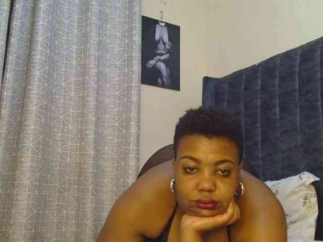 thick-sexxy-moma webcam