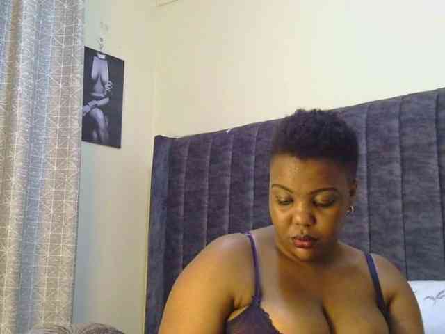 thick-sexxy-moma webcam