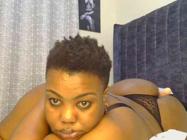 thick-sexxy-moma webcam