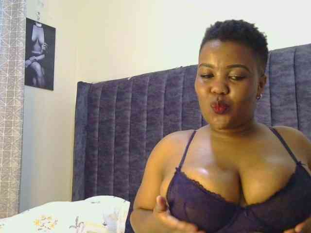 thick-sexxy-moma webcam