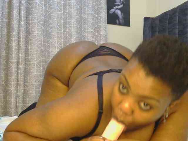 thick-sexxy-moma webcam