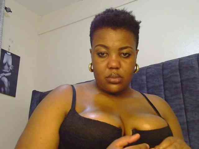 thick-sexxy-moma webcam