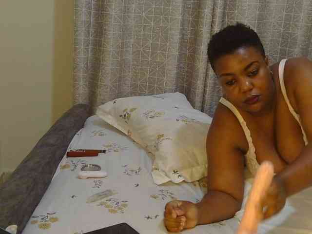 thick-sexxy-moma webcam