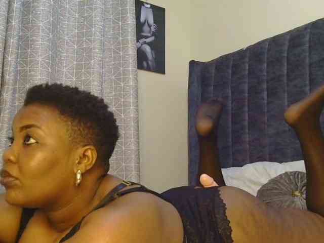 thick-sexxy-moma webcam