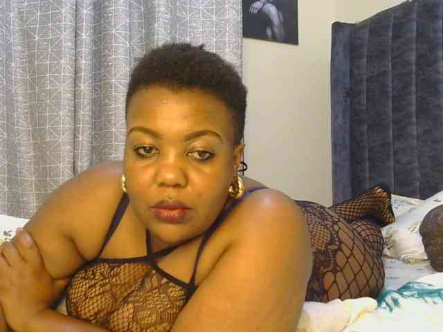 thick-sexxy-moma webcam