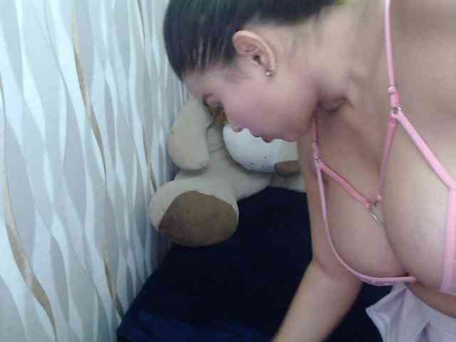 LauraBree webcam