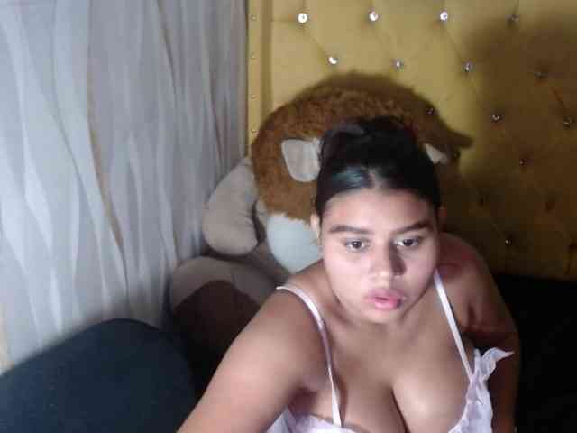 LauraBree webcam