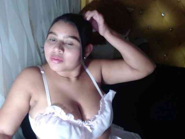 LauraBree webcam
