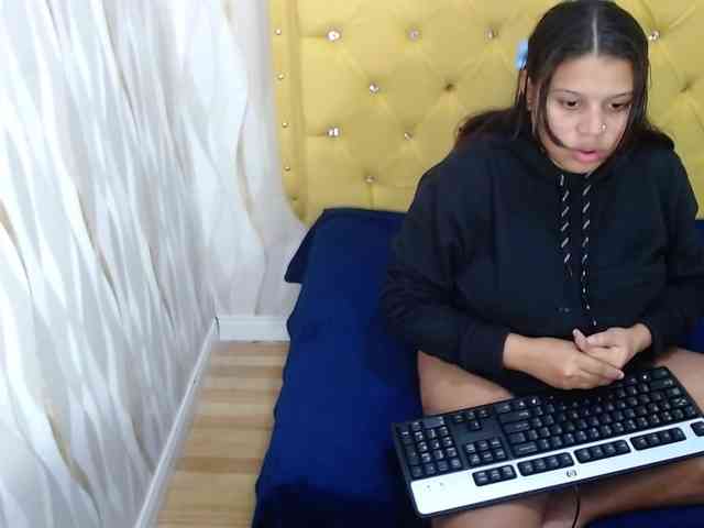 LauraBree webcam