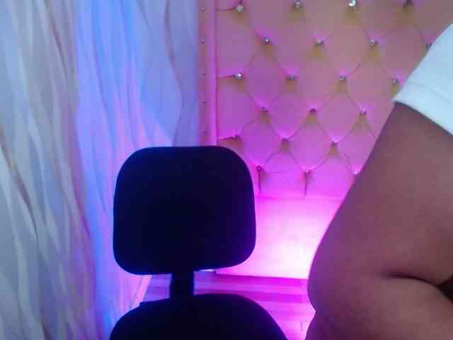 LauraBree webcam