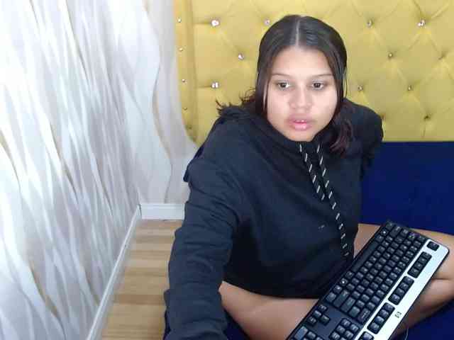 LauraBree webcam