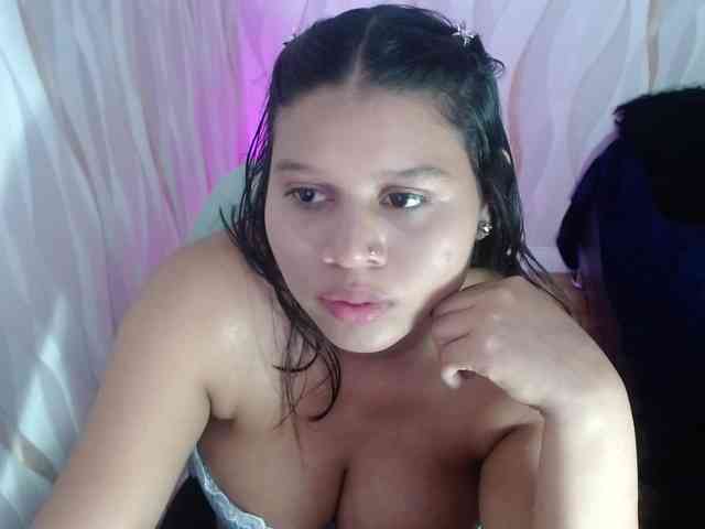 LauraBree webcam