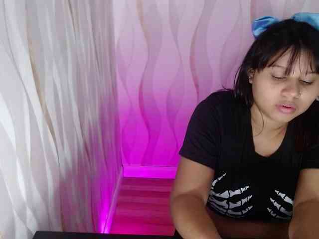 LauraBree webcam