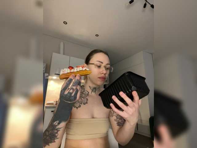 IRAONIC's BongaCams show and profile