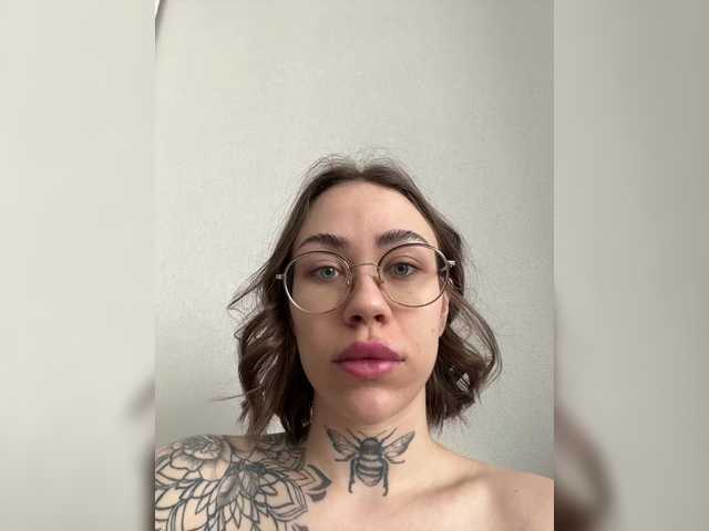 IRAONIC's BongaCams show and profile