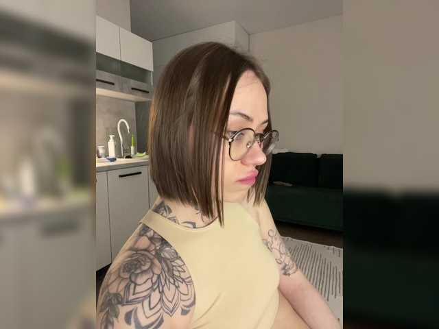 IRAONIC's BongaCams show and profile