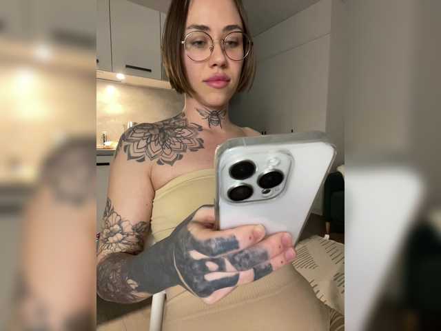 IRAONIC's BongaCams show and profile