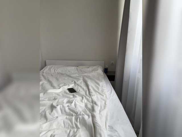 le modèle v_-_-_v est en webcam porno dans un show sur le site bongacams, il possède les tags suivants: White/Caucasian,Brunette,Shaved