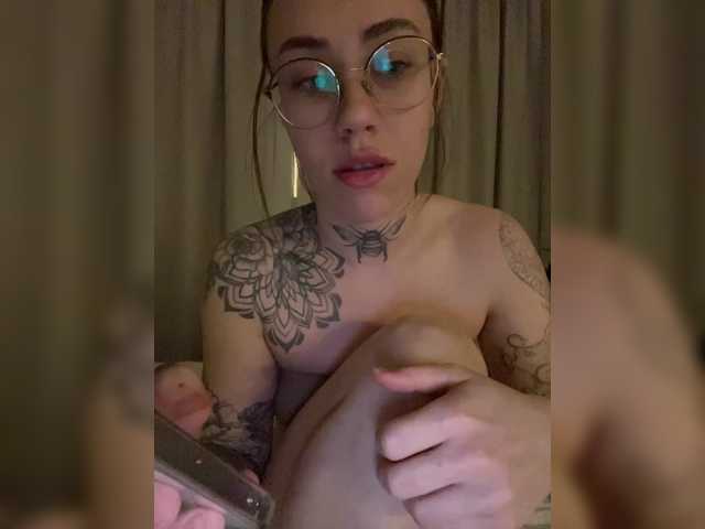 IRAONIC's BongaCams show and profile