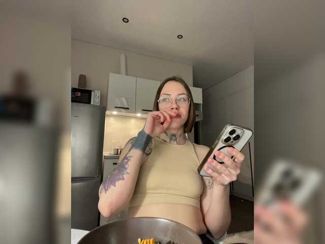 IRAONIC's BongaCams show and profile