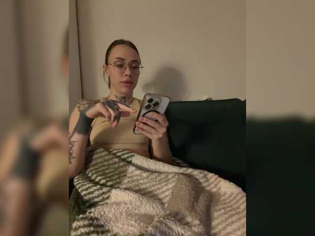 IRAONIC's BongaCams show and profile