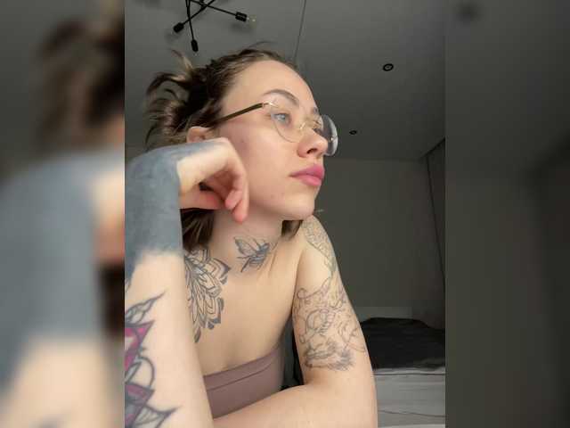 IRAONIC's BongaCams show and profile