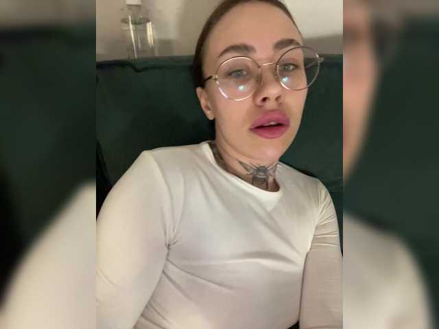 IRAONIC's BongaCams show and profile