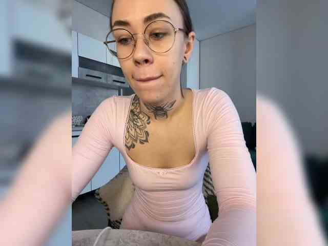 v_-_-_v webcam