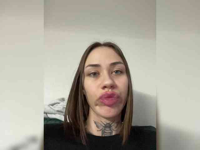 v_-_-_v webcam