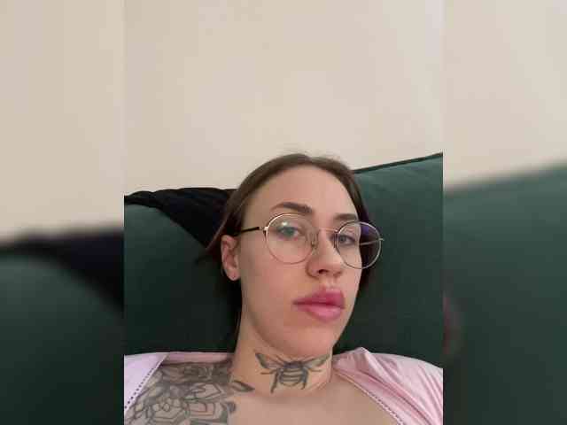 v_-_-_v webcam