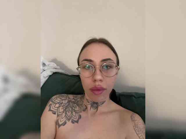 v_-_-_v webcam