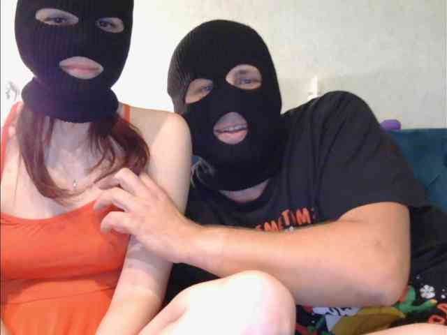 online live show Amodestcouple1