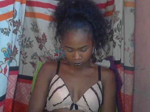 nomenen Live Webcam on BongaCams