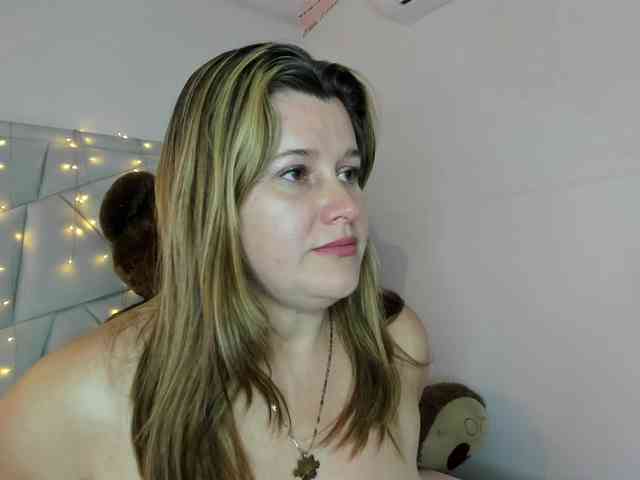 striptease web cam CharlotteClose