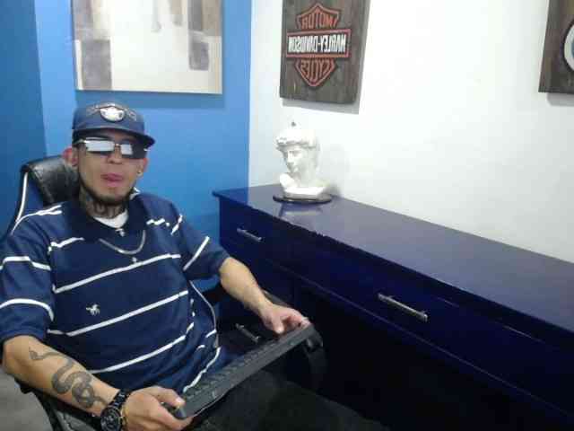 Dereckk18 Live Webcam on BongaCams
