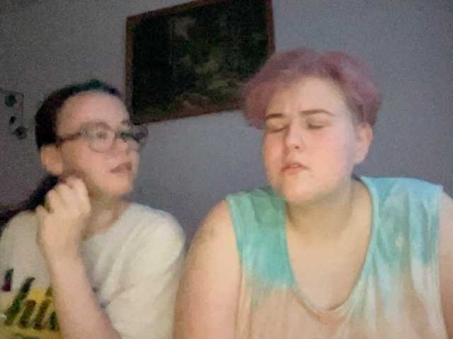 Tanya-and-Sara webcam