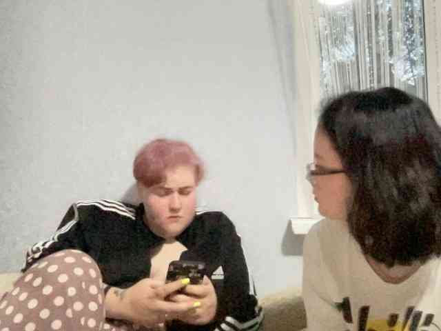 Tanya-and-Sara webcam